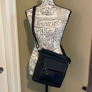 Giani Bernini women’s purse, pebble leather in black, adjustable strap